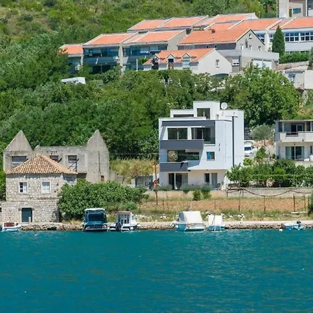 Captain's Studio Apartment *